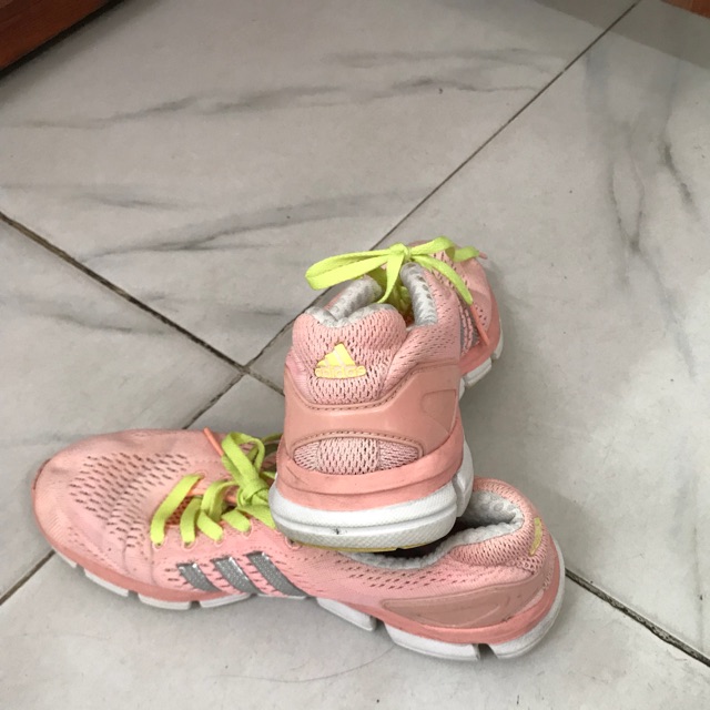 Giầy hãng adidas siêu nhẹ,chuẩn das xịn,sz ba sáu,phom chuẩn,hàng hiệu so tuyển,đi lên chân rất xinh,đặc biết nhẹ,bền nh