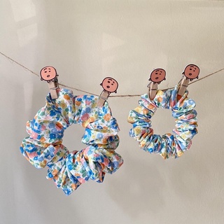 Dây buộc tóc scrunchies hoa nhí xanh