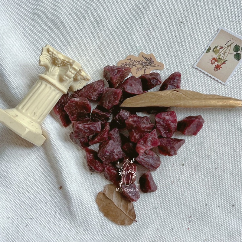 Đá thô thiên nhiên thanh tẩy  màu đỏ tía đậm Strawberry reiki, thiền định