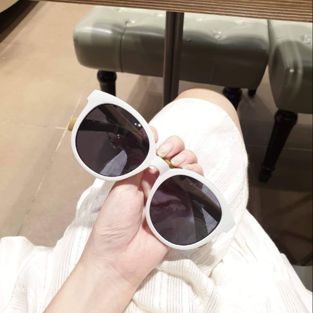 Kính râm tròn viền trắng