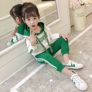 Bộ thể thao có mũ cho bé
