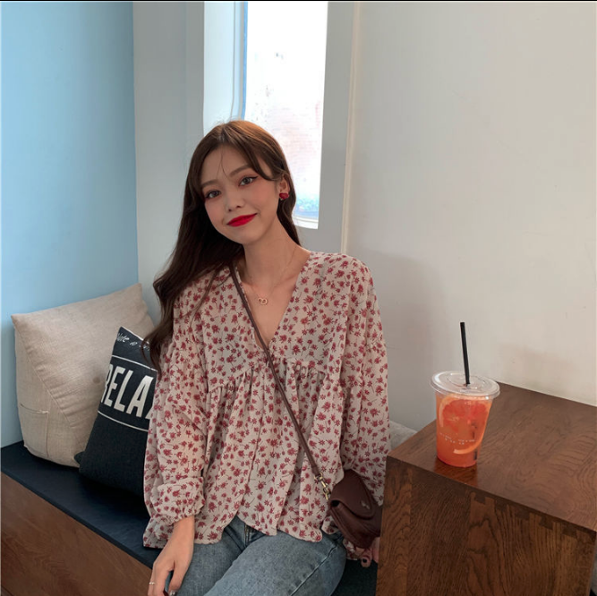 Áo voan tay phồng cổ chữ V in hoa nữ tính