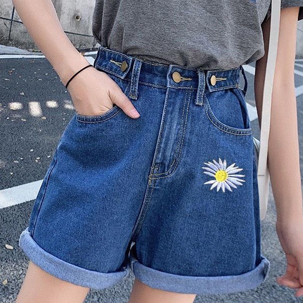 Quần Short Cạp Cao Sắn Gấu Thêu Hoa Cúc