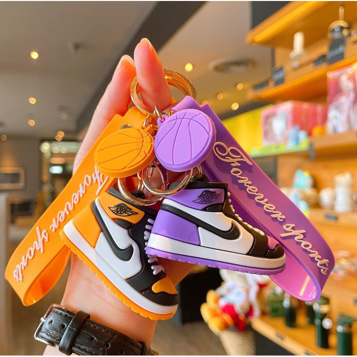 Móc treo chìa khóa hình giày jordan nhiều màu..