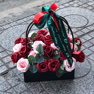 Giỏ hoa hồng sáp thơm tone đỏ đô hồng phấn