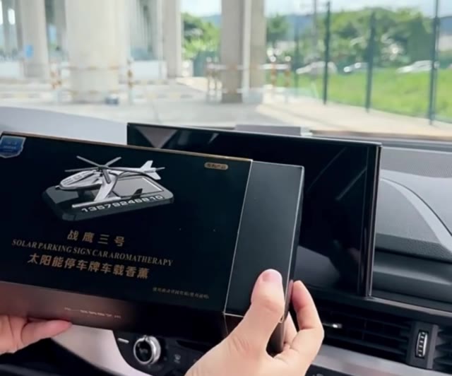 [Tặng Kèm Tinh Dầu] Bảng số điện thoại kèm nước hoa năng lượng mặt trời hình máy bay trực thăng gắn taplo ô tô | BigBuy360 - bigbuy360.vn