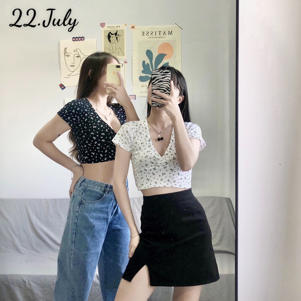 Áo croptop cổ chữ V xẻ ngực sexy, tôn dáng🌼kèm họa tiết hoa nhí🌼 | BigBuy360 - bigbuy360.vn