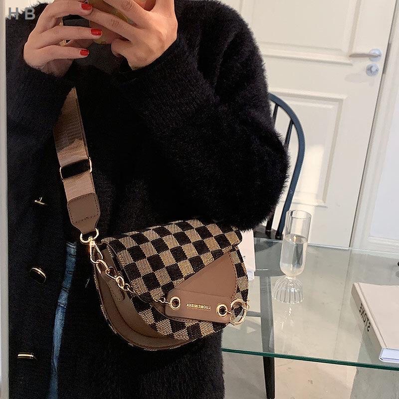 Túi đeo chéo nữ cá tính hoạ tiết siêu đẹp