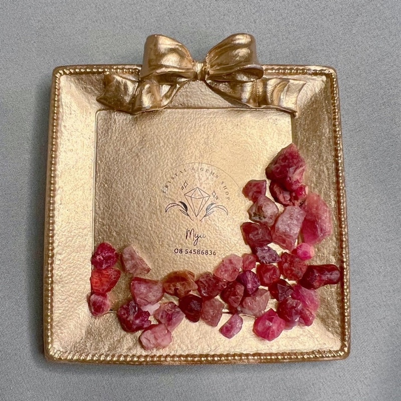 Ruby  crystal thô hồng đỏ 𝘀𝘂̛𝘂 𝘁𝗮̂̀𝗺, 𝗵𝗮𝗻𝗱𝗺𝗮𝗱𝗲, 𝗿𝗲𝗶𝗸𝗶, 𝘁𝗵𝗮𝗻𝗵 𝘁𝗮̂̉𝘆 𝘁𝗵𝗶𝗲̂̀𝗻 đ𝗶̣𝗻𝗵