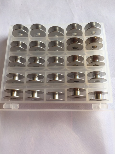 Hộp đựng suốt 25 ngăn kèm 25 suốt nhôm máy may 1 kim CN
