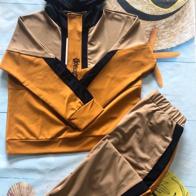 Bộ thể thao thêu chữ phối cam