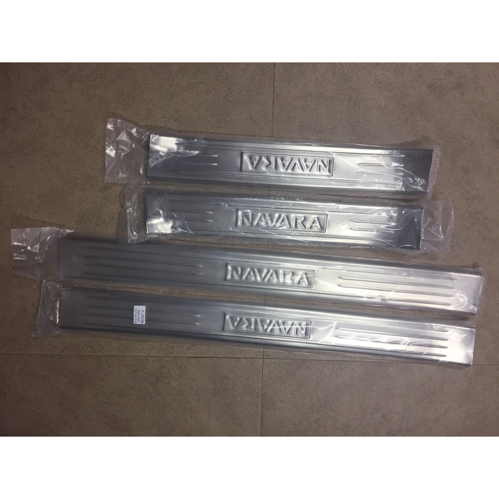 Ốp Bậc Cửa, Nẹp Bước Chân xe Nissan Navara 2016 đến 2020 Mẫu Inox ko gỉ