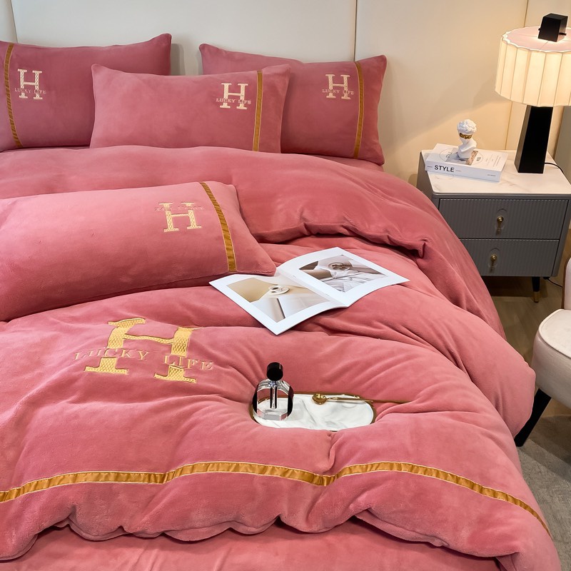 Bộ chăn ga gối nỉ nhung thương hiệu chữ H sang trọng, Chất nỉ dầy dặn không phai mầu xổ lông, làm ấm nhanh sẵn hàng