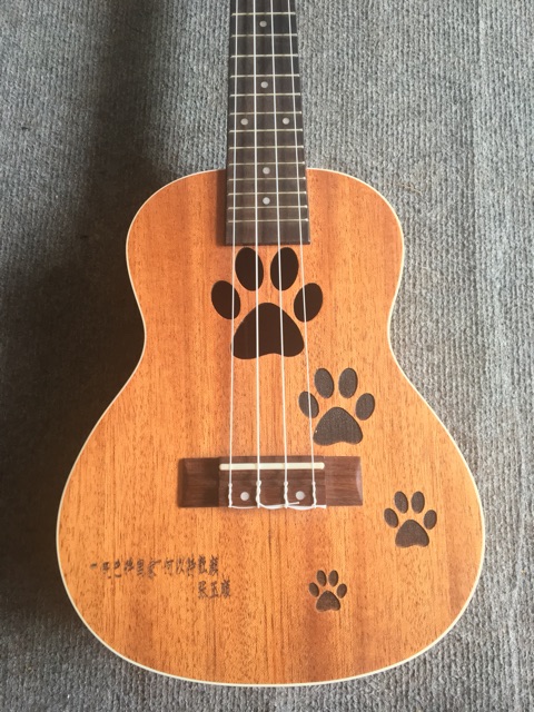 Đàn Ukulele dấu chân chó