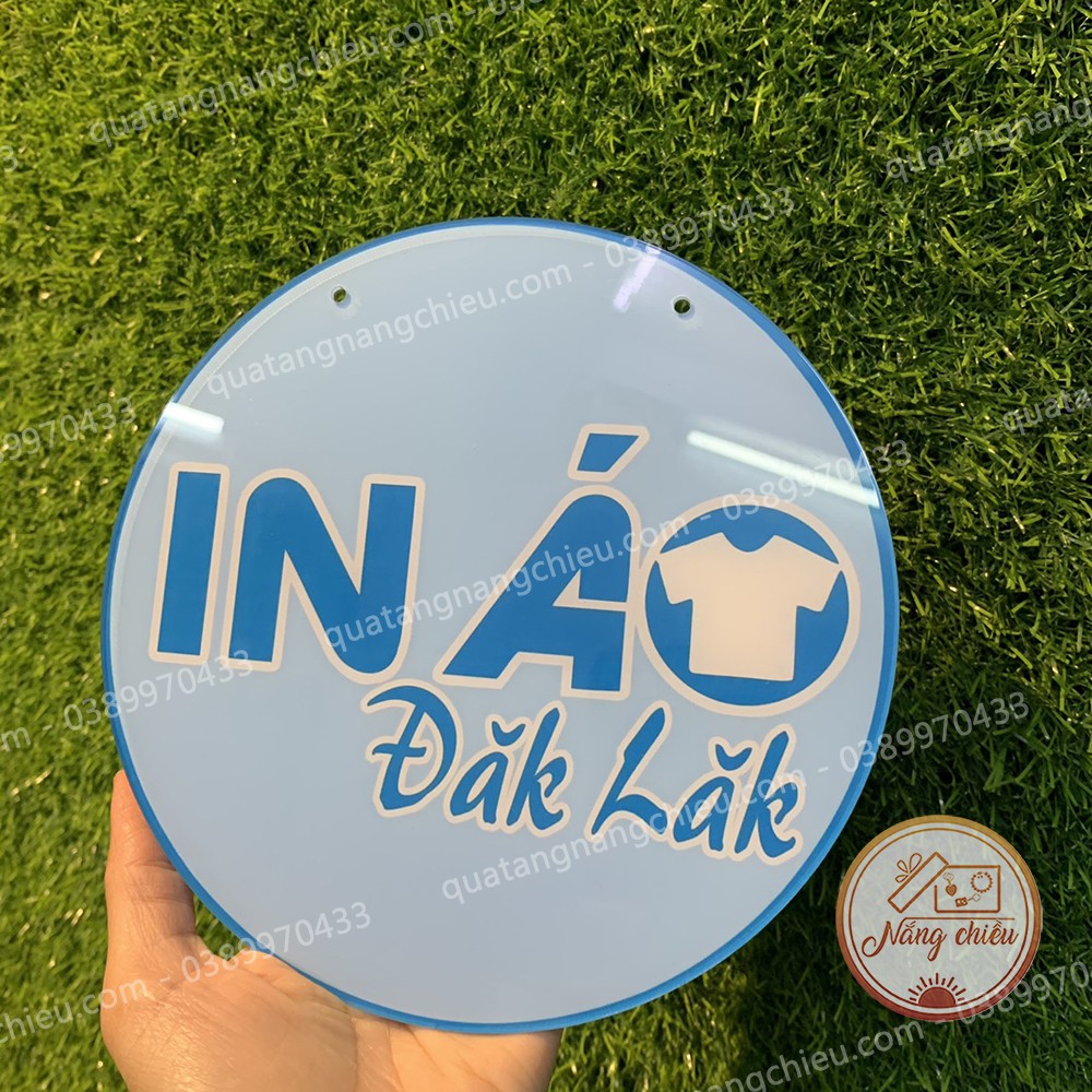 Bảng hiệu logo cho cửa hàng in áo , bảng in logo thương hiệu shop, chất liệu mica sáng bóng và an toàn cho người sử dụng