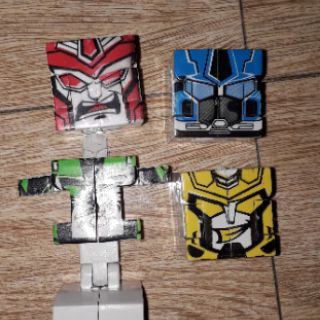 Một mô hình lắp ráp biến thành robot