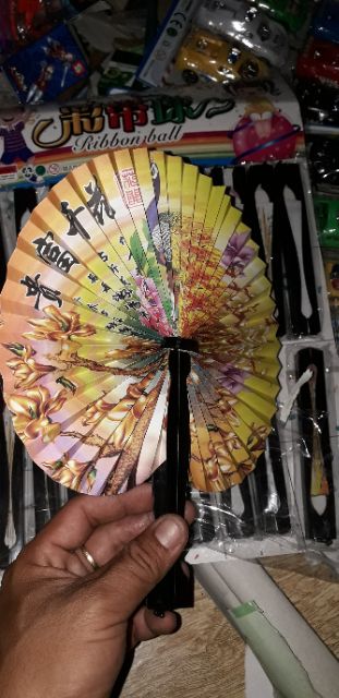 Một chiếc quạt giấy in hình xếp