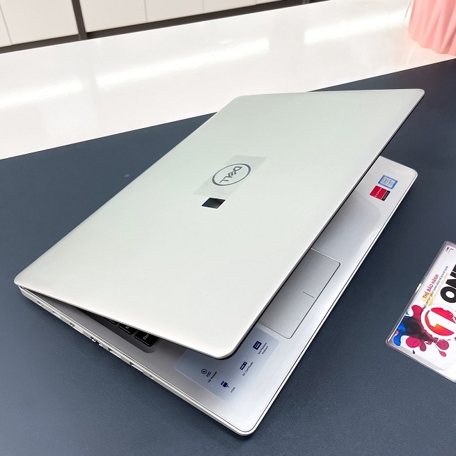 Laptop Dell inspiron 5570 Core i5 8250U/ Ram 16Gb/ Card rời Radeon R7 M440/ Màn 15.6 FHD.