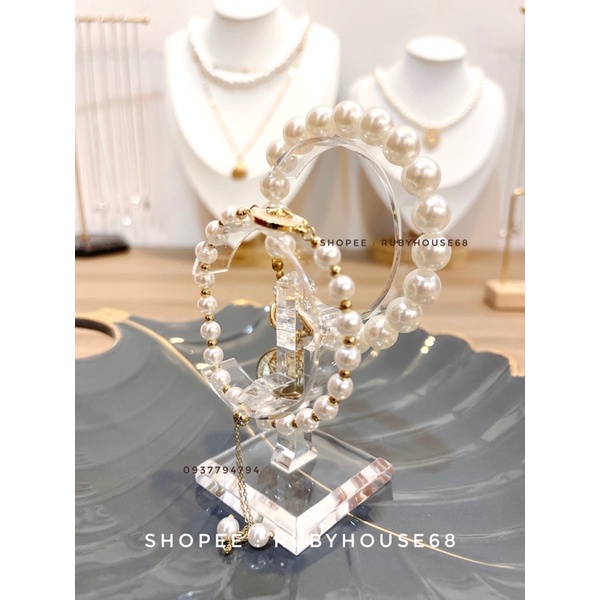 Trụ mica trưng bày trang sức