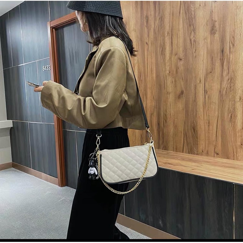 Túi đeo chéo nữ kèm móc gấu 69K,💖FREESHIP💖,size 18 cm | BigBuy360 - bigbuy360.vn