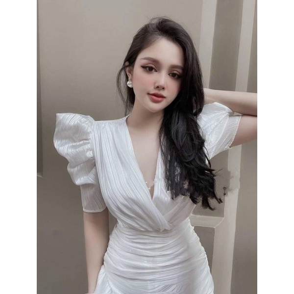 Đầm cổ tim tay phồng đắp chéo.