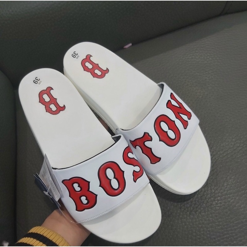 Dép quai ngang MLB đế cao su có hoạ tiết, Dép thời trang thể thao hai mầu trắng đen dập vân chìm btshop từ 38 đến 42