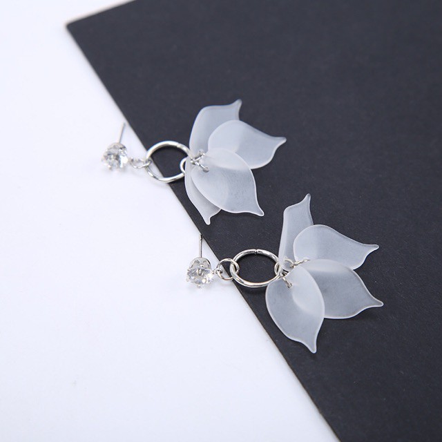 Đôi bông tai chùm lá trắng xinh xắn