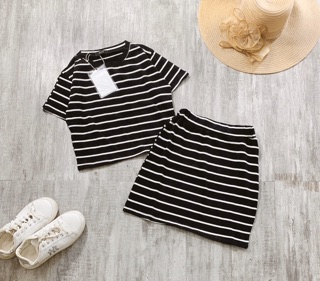 Set áo thun croptop chân váy kẻ