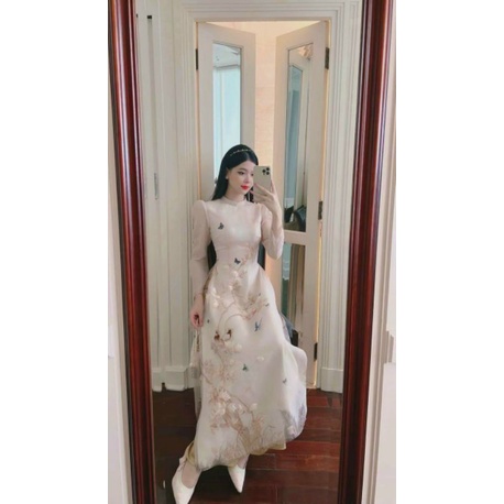 Áo dài cách tân tơ đính kết màu trắng sữa