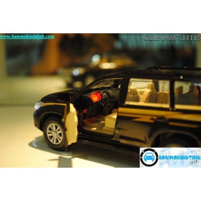 Mô hình xe Toyota Land Cruiser Black 1:32 Hotworks