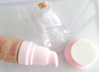 Kem nền Bourjois Flower Pềction Có Bông Mút