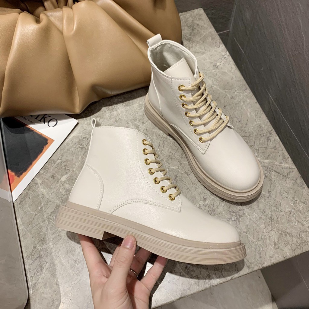 Bốt Boot Nữ Da Lì Khuy Xỏ Lỗ Vàng Dây Buộc Trước Nổi Bật Đế Bằng Mới (BT23)