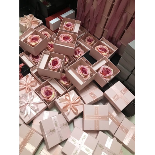 Hộp đựng son kem màu hồng nude kèm hoa
