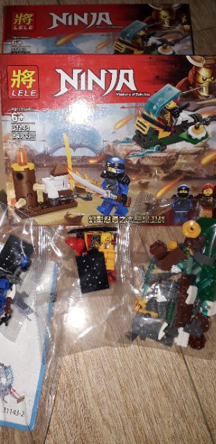 Lắp ráp 1 hộp LegoNinja 31143 có nhiều chi tiết bằng nhựa ABS