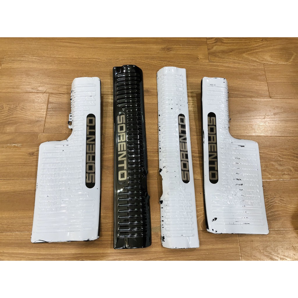 - Sorento 2021 2022- Ốp bậc cửa trong xe Sorento 2021 2022 titan cao cấp
