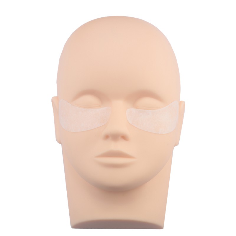 Phần mở rộng mí mắt của nhãn dán mắt được che bởi kính mắt