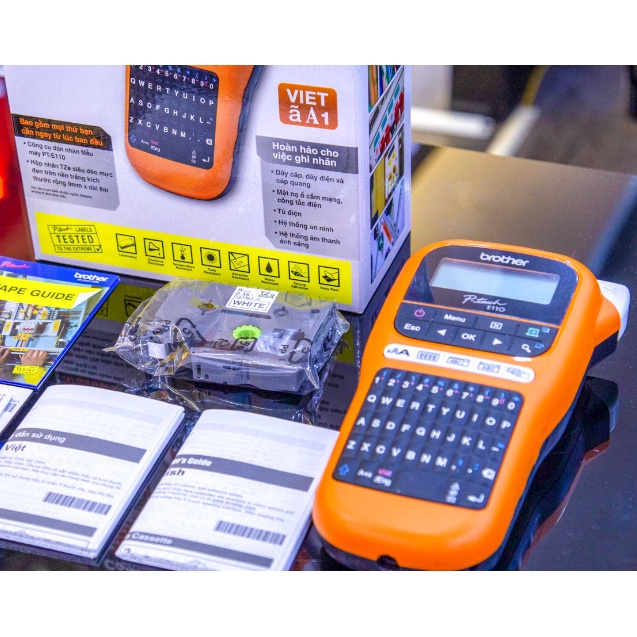 Nhãn In Brother Tze-221 , Khổ 9mm x 8 Mét, Chữ Đen Nền Trắng , Nhãn Đa Lớp, Bám Dính Cao