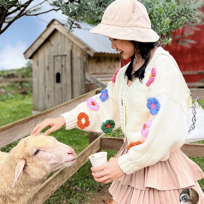Áo len loại 1 dày dặn đính hoa nổi, áo len mix quả dâu hàng đan tay thủ công cho nàng đi du lịch- Tiệm Cói Cô Lê