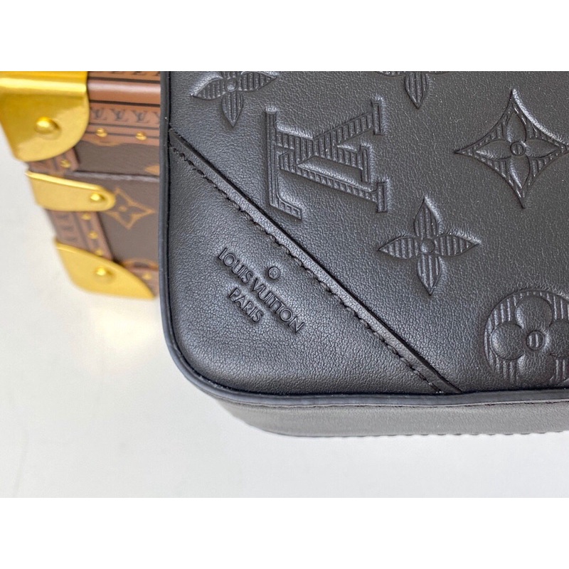Túi đeo chéo nam da thật dập vân chữ thương hiệu Louis Vuitton LV cao cấp