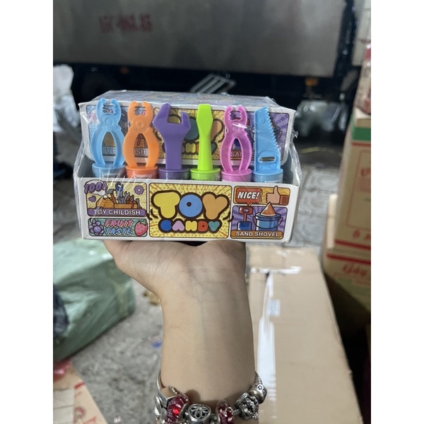 vỉ 30 chiếc kẹo son kèm đồ chơi hình kìm, búa