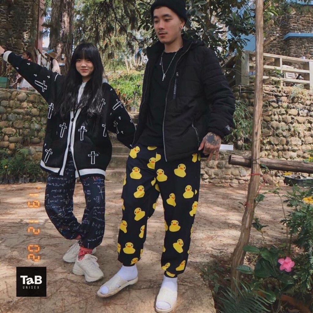 QUẦN JOGGER CARTOON PANT UNISEX, QUẦN HOẠT HÌNH CARTOON DÀI ỐNG RỘNG LƯNG THUN BO LAI | BigBuy360 - bigbuy360.vn