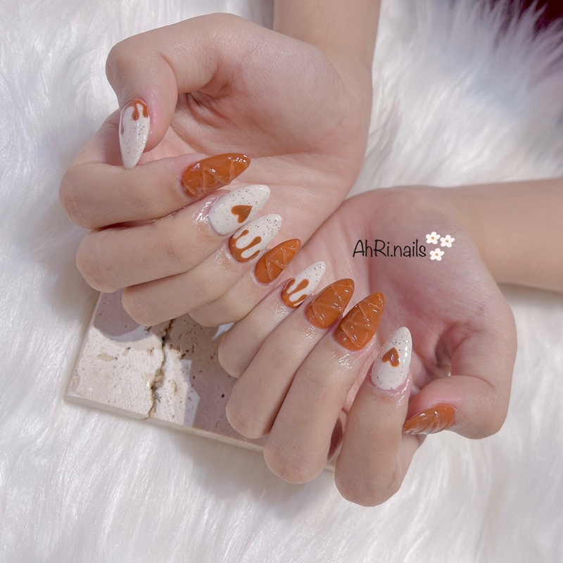 Nailbox-móng giả móng úp thiết kế sơn Hàn trắng kem và nâu vẽ nổi