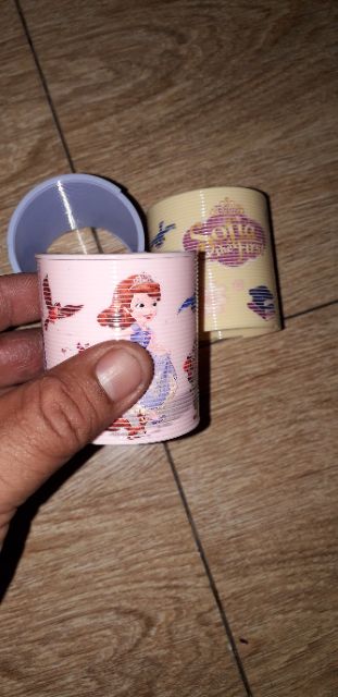 1 chiếc lò xo bằng nhựa rất đẹp