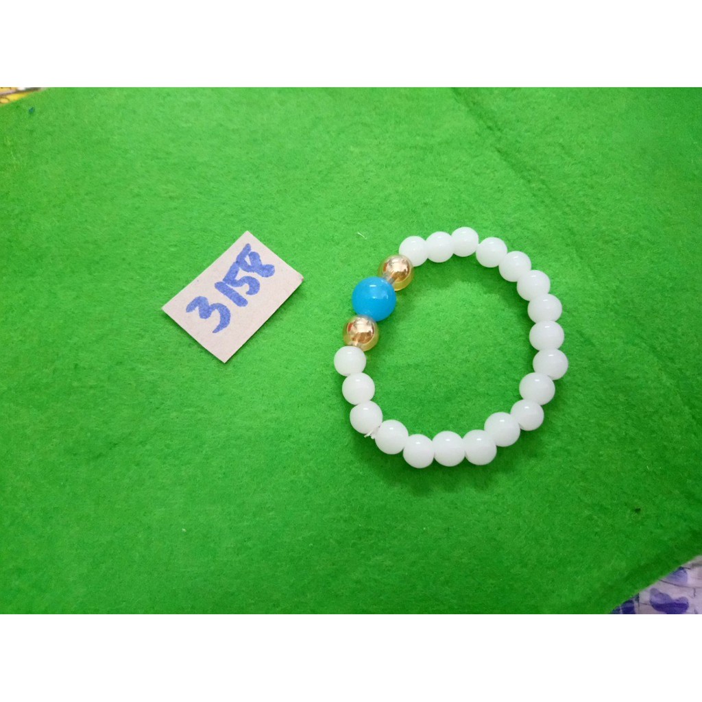 Vòng tay, chuỗi đeo tay phong thủy hạt đá trắng, mặt đá xanh nước biển. kích thước mỗi hạt trắng 8li