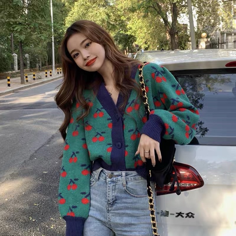 SẴN - áo croptop len hoạ tiết cherry