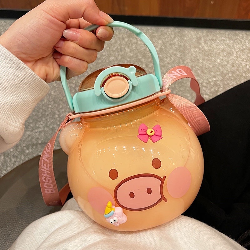 Bình đựng nước 1400ml thiết kế hình con heo và gấu kèm ống hút và dây đeo tiện lợi