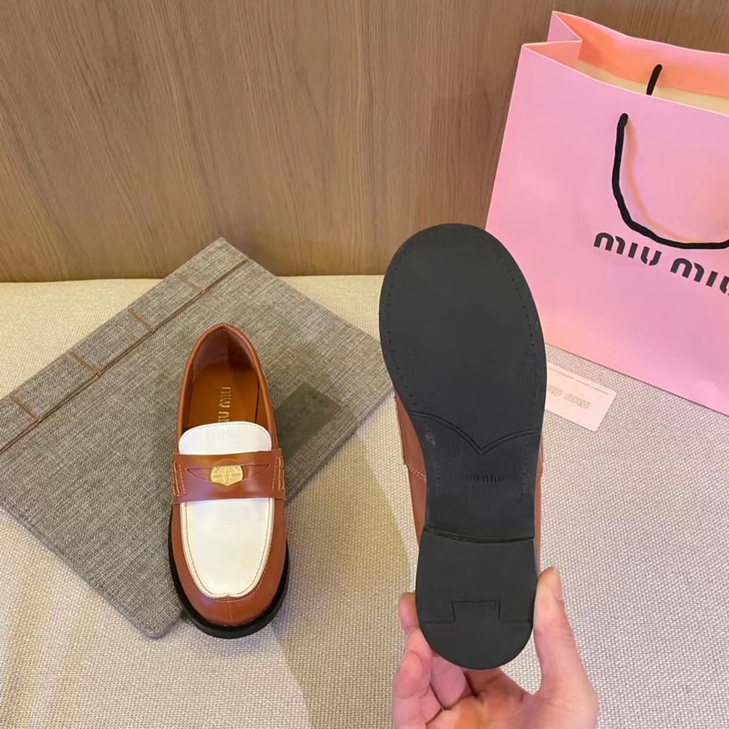 Miu Momen Tạp Dề Da Với Dây Da Và Kim Loại Trang Trí