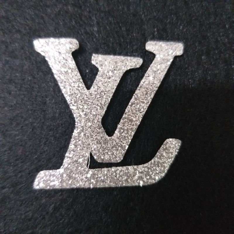 Logo hình ủi trang trí kim tuyến, chữ cao 2_5cm.