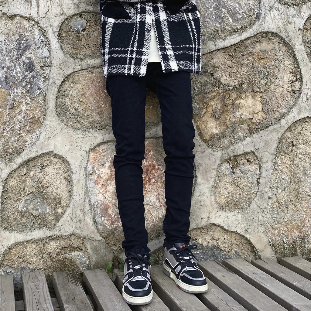 Quần jean nam cao cấp màu đen trơn form slimfit ôm vừa chất jean co giãn thoải mái.