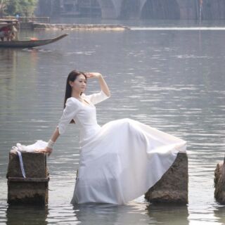 Đầm trắng tay dài cổ vuông